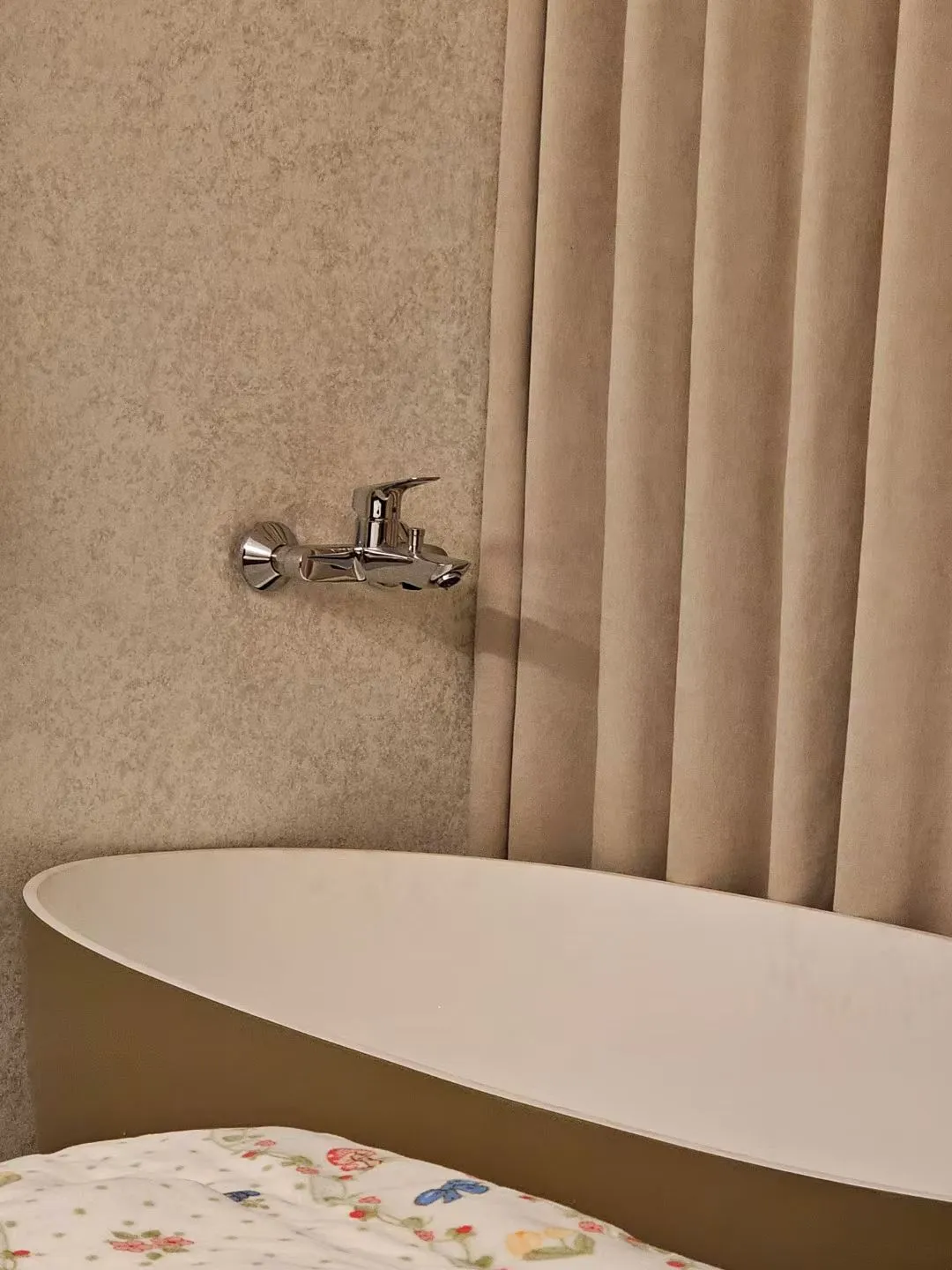 上一次半夜泡澡还是在宝洁时，有一晚在丽思卡尔顿。