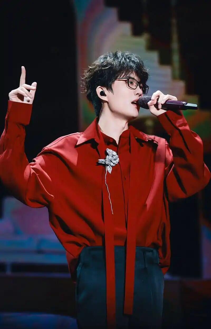 #许嵩我们的感情没问题# 唱到“感情出了一些问题”立刻改口，许嵩这反应速度，是爱情给的底气。#许嵩我们的感情没问题# ​