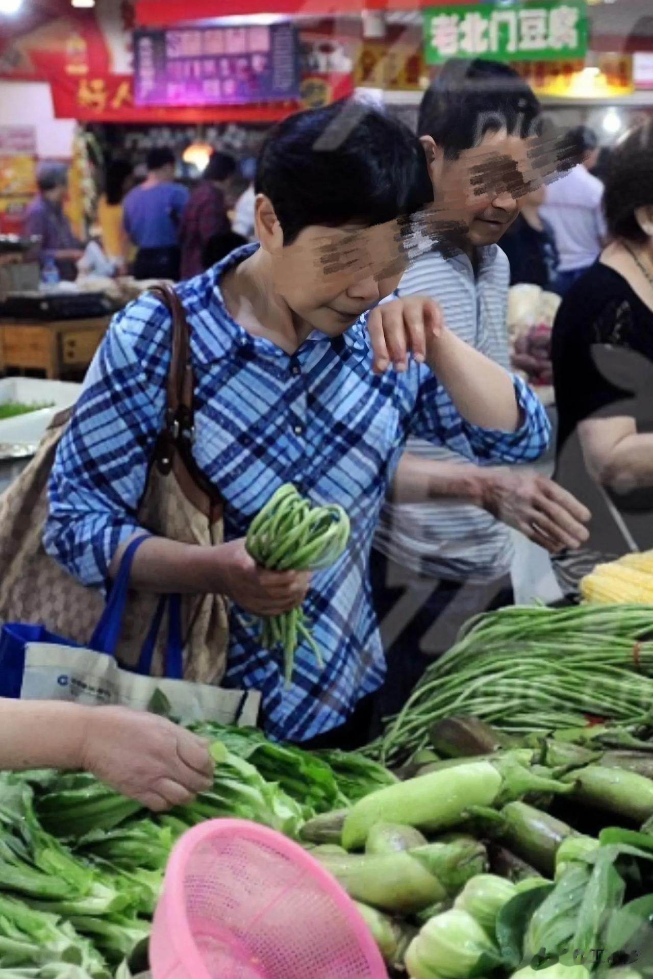 菜市场,买菜大妈不耐烦的说:成天说这个领导贪了多少万,那个医院院长