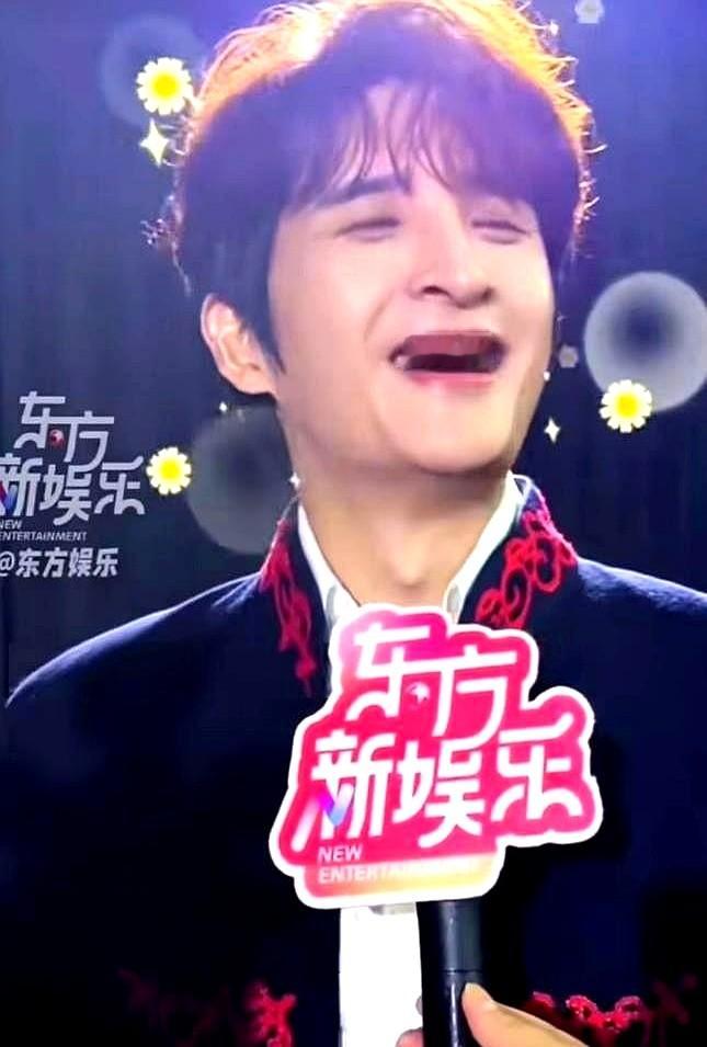 被记者当面挖坑问0713“唯一歌王”是谁，张远连眼皮都没眨。

直接甩出三个字：陈楚生。这一下算是彻底抚平了粉丝多年的意难平。被问到谁最帅，他咧嘴一笑：“除了我，都帅。”

这老几位能翻红，真以为只靠情怀？说白了是角色分工太绝。陈楚生是压阵的定海神针，苏醒是往前冲的矛，而张远，就是那个抹平所有人际褶