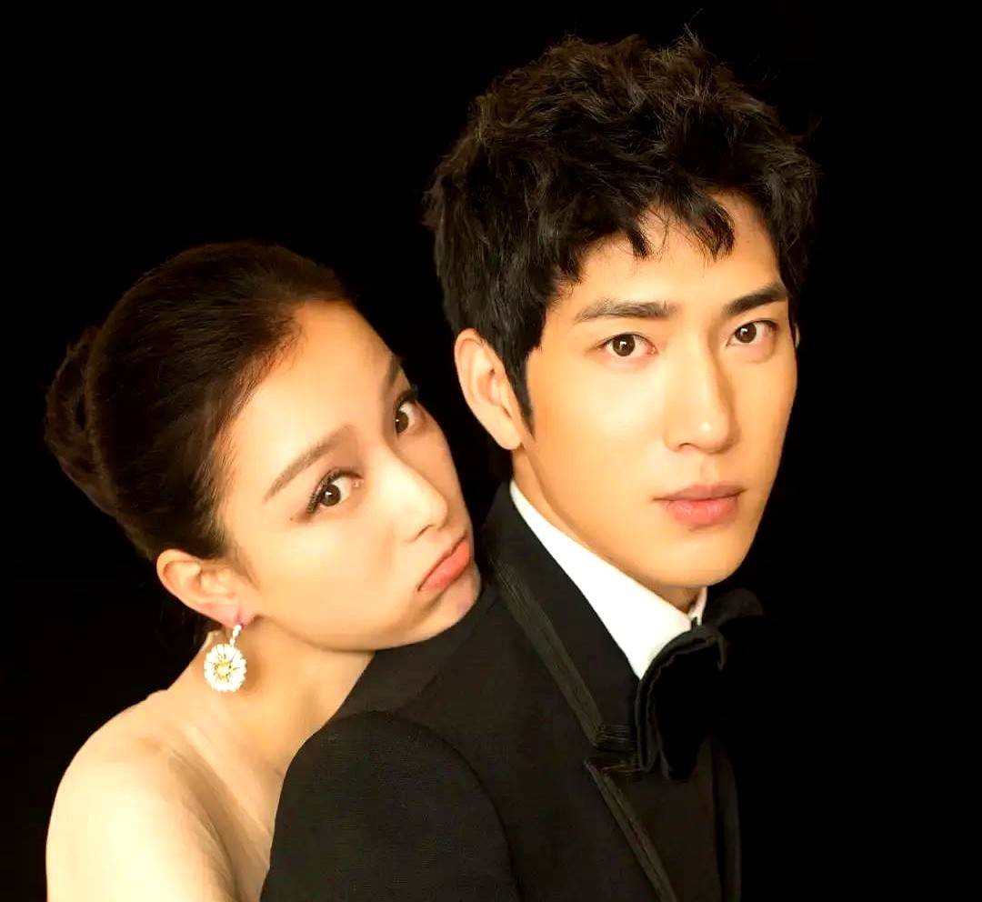 倪妮隔着桌子对刘雯点了个头，旁边坐着正给刘雯递水的井柏然。

这场晚宴的座位安排堪称修罗场。倪妮转头跟身边的马龙搭话，余光里是分手七年的前男友。井柏然全程把注意力放在现女友身上，连个多余的眼神都没往旁边飞。

没有暗流涌动，没有刻意回避。三个人把成年人的体面拿捏得死死的。当年爱得满城风雨，如今连句寒