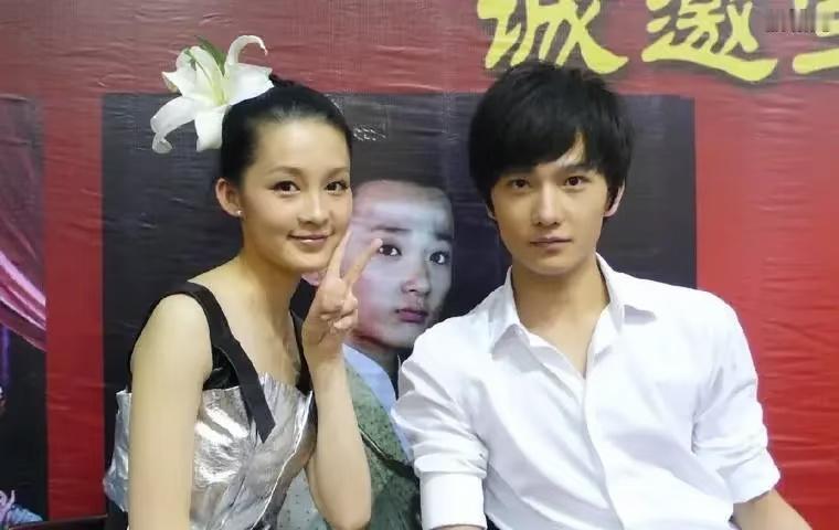 杨洋李沁：少年悸动，一别两安
 
杨洋李沁谈了五年
年少相遇，是藏在时光里最纯粹的心动。
 
直到看见杨洋唯一公开承认过的女友是李沁，才读懂少年时期的爱恋有多刻骨铭心。彼时的两个人，正值最好的年纪，眉眼干净，带着少年少女独有的青涩与热忱，懵懂奔赴一场属于青春的爱恋。
 
他们的故事，好像定格了很