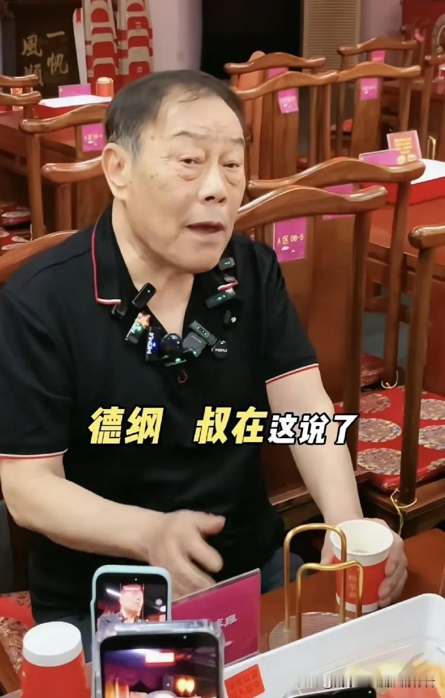 相声圈最近的瓜，属实让人看懵了。一直是弟弟杨议频频聊起郭德纲，争议不断。谁都没想到，杨家大哥杨威，直接公开出面表态了。作为杨少华的长子，杨威这次的发声，特别坦荡通透。他专门对着镜头跟郭德纲喊话，态度十分真诚。
 
    首先郑重说明，自己绝对不会蹭郭德纲半点流量。在杨威看来，自己根本不缺热度，没必