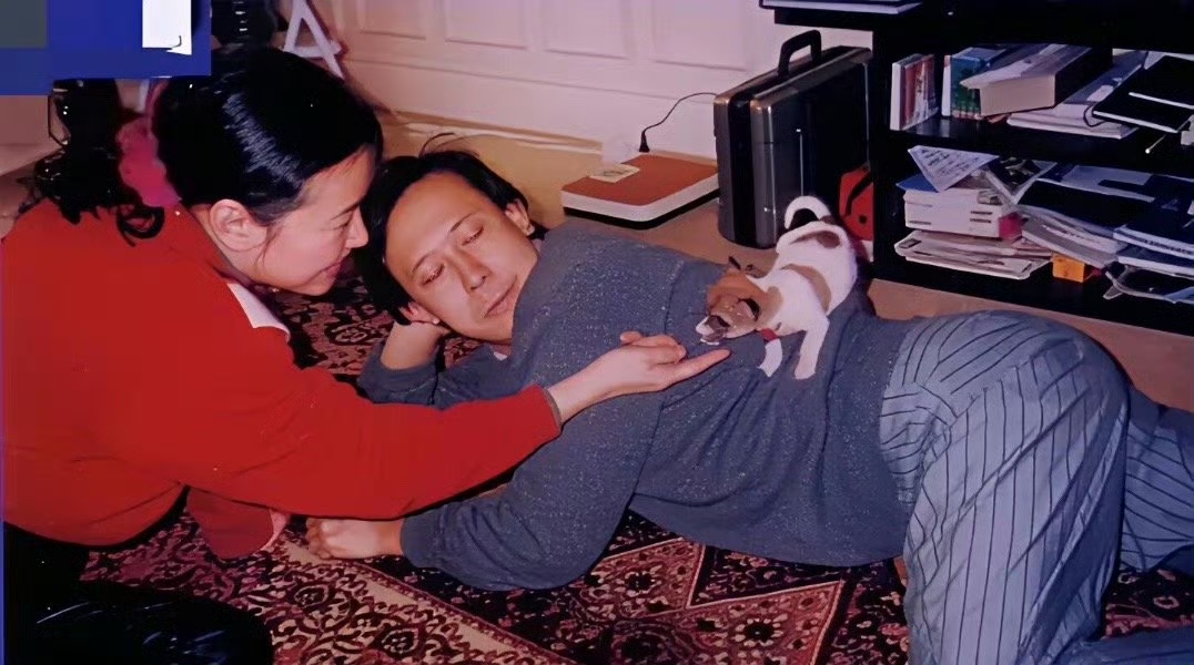 翻到这张1991年姜文和刘晓庆在法国拍的居家旧照，瞬间被那种松弛感戳中了。
没有浓妆没有打光，刘晓庆穿件宽松的棉麻衬衫靠在窗边，手里还捏着半块没吃完的可颂，姜文套着洗得发白的牛仔外套，脚边摊着刚淘来的旧胶片，俩人脚边还堆着半箱没拆封的法国艺术影碟。
那时候他俩刚拍完《大太监李莲英》，抽着空跑到法国躲