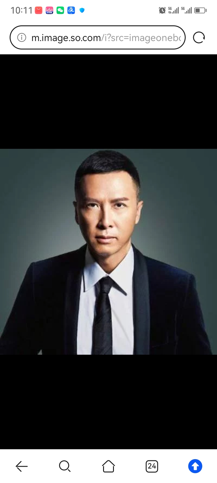 之前刷到过好几次有人把李连杰和甄子丹当成师兄弟，其实俩人真不是。
李连杰早年是北京什刹海体校出来的，拿过全运会武术冠军，后来进影视圈之后，合作过袁和平等多位武术指导。甄子丹的底子是跟着母亲、国际太极拳大师麦宝婵练出来的，后来也拜过袁和平为师，算袁家班出来的核心成员之一。
俩人唯一的交集点就是都和袁和