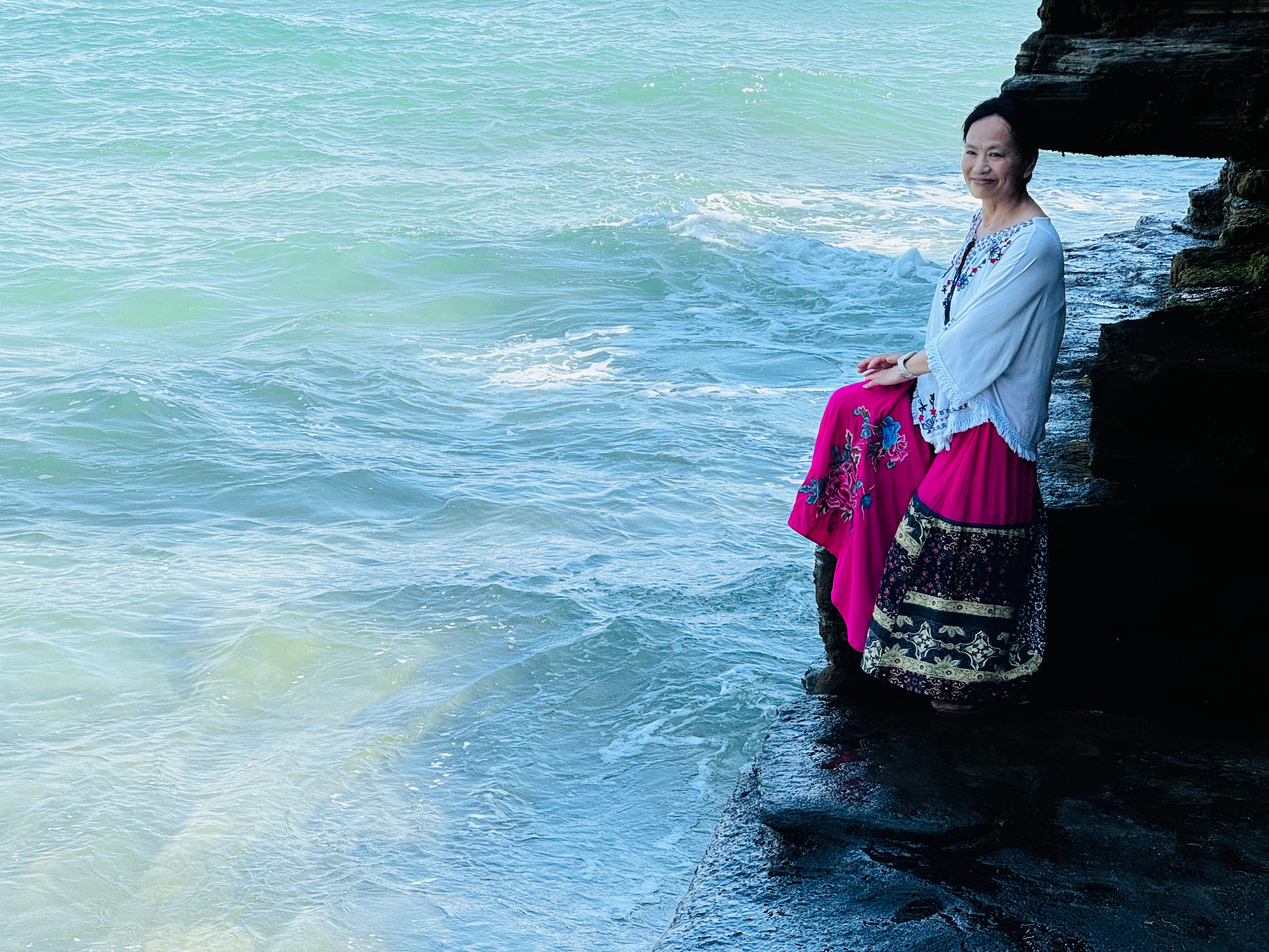 #生活手记#华淦游华夏（1467）

         在小桥流水人家的李坑村，在游人众多的大夫第，那里也曾流传着与皮箱相亲有似的抛绣球的故事。其实，皮箱本人就是在那里，为村民砌墙泥锅看风水听到这个故事而去相亲的。

         但如今不仅家乡景区里的演出中，都有着现代文人杜撰的故事演绎出的大型歌舞剧 ​