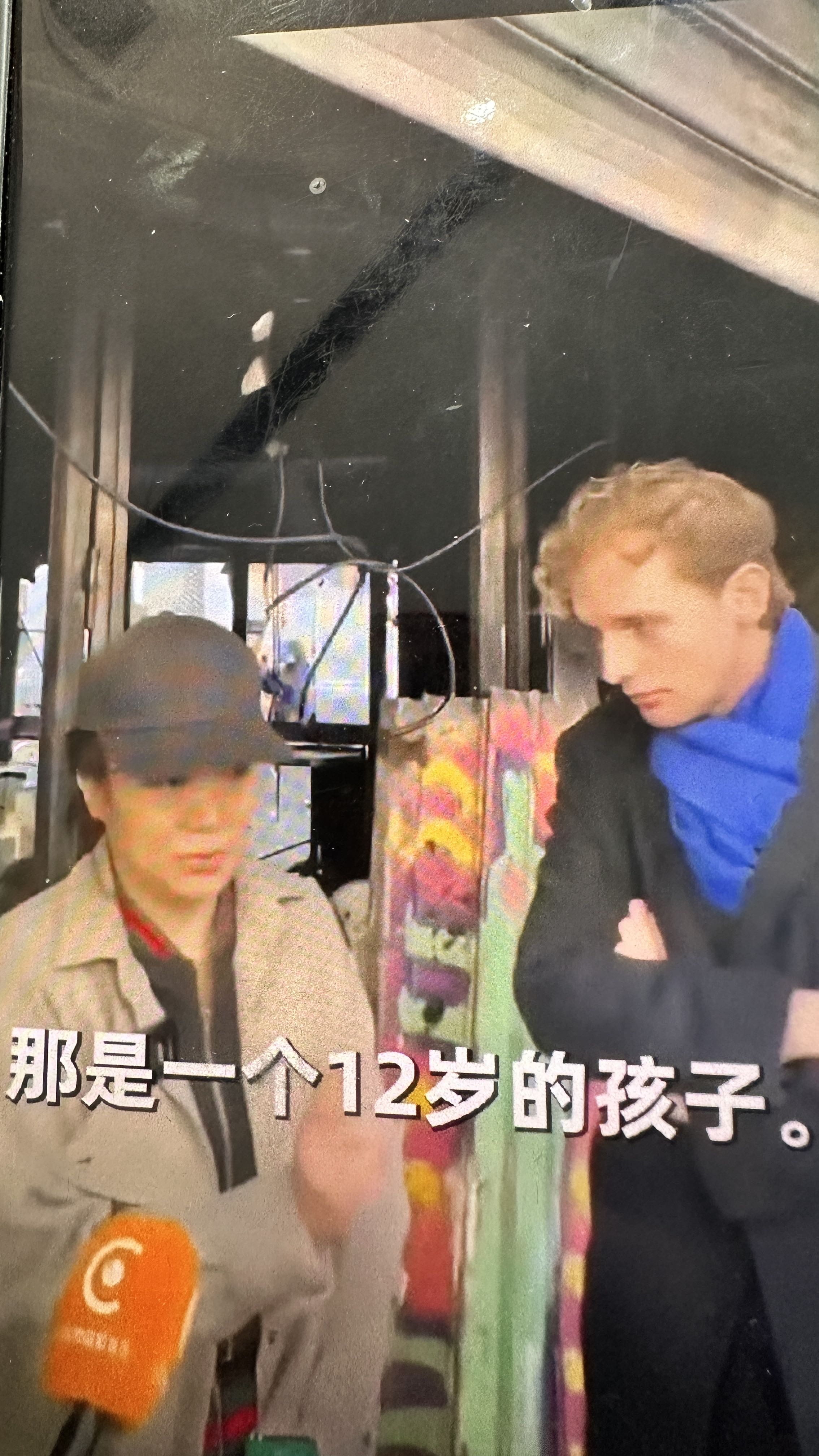 法国巴黎第十区的一名华裔女店主的饭店遭打砸洗劫——接受采访时她回忆称，当时下午两点，她意识到街上都局势变得危险，于是拉下了卷帘门，并留在了店内。

本以为紧闭店门就能躲过风波，暴力却依旧找上门来。厚重的卷帘门被暴力撬开，玻璃被砸碎，辛辛苦苦经营的店铺瞬间沦为劫掠现场。数年打拼积攒下的心血，在混乱之中