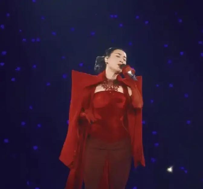 梁博和张碧晨都来了，周深没到场，但也没忘了给那英送祝福
那天那英开演唱会，最扎眼的不是台上多热闹，是台下那几个熟面孔太有分量了
梁博站在角落里，低调得像个普通观众，要不是那英当场点名，真不一定有人发现他来了
张碧晨也来了，两个冠军同时露面，这画面说实话挺让人感慨
当年在舞台上被她挑出来的人，如今一个