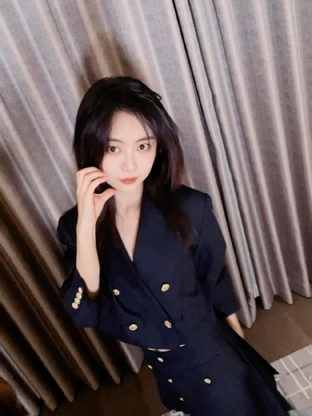 . #谭松韵计划27岁结婚30岁前生娃# 谭松韵原本计划27岁结婚、30岁前生娃，但因为工作太忙全部落空了。她在节目里还让何老师帮忙介绍靠谱的男士，说明她一直有结婚的想法。希望她早日遇到合适的人。 ​