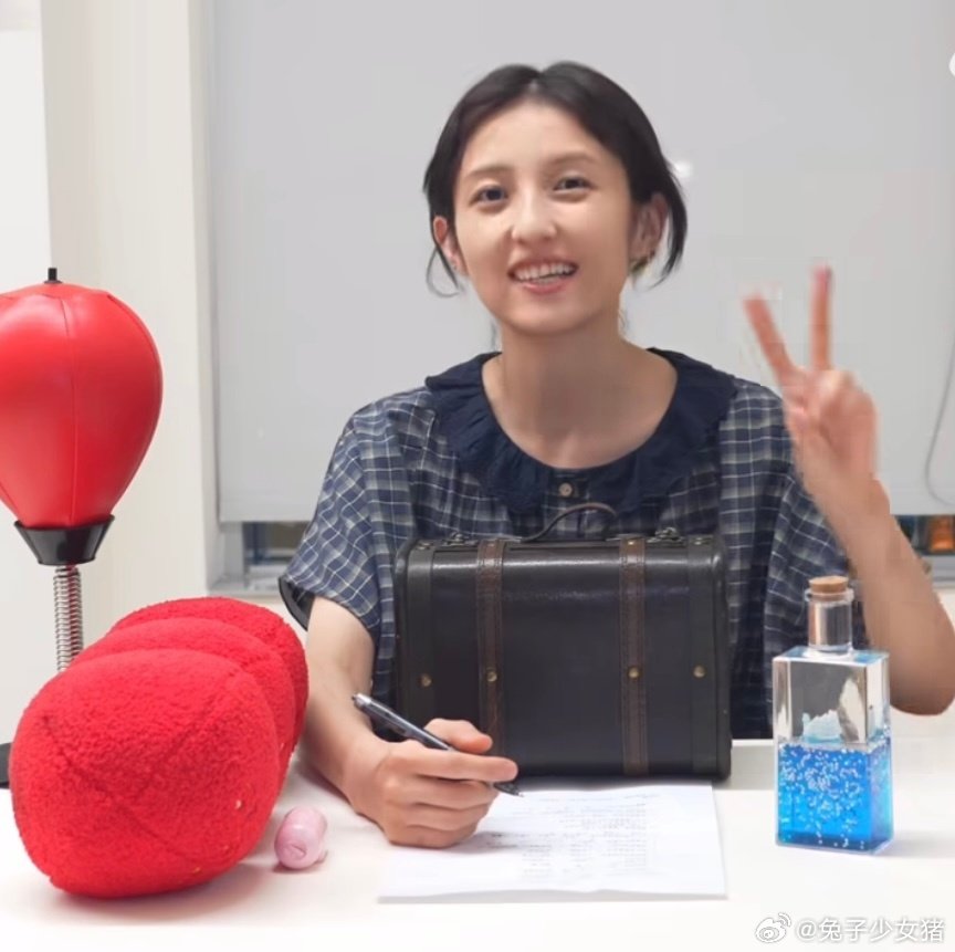 #张子枫[超话]# 
芳龄25的张子枫你好哇[奥特曼]
我想了一下这已经是陪伴你的第十年[哇]
陪你过的第8个生日了💜
但依旧爱你🫶要永远相信有人无条件爱你哦[手指比心]
祝你永远保持热爱永远明媚永远幸福永远漂亮祝你身披荣耀却依然保持本真祝你生日快乐🎂 ​