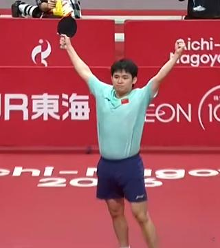 林诗栋完成大逆转，4:3淘汰林昀儒，和王楚钦会师决赛！
换了发型，确实显得成熟。林昀儒也是换了发型的，然后就2:0领先了林诗栋。
然后，同样换了发型的小石头奋起直追，最终逆转。
但愿，能保持这种战力，领先时不放松落后时不放弃，真正跨入超一流。