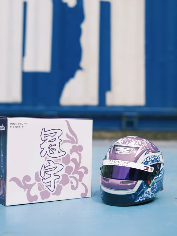 最美紫色头盔！周冠宇2026头盔实拍💜