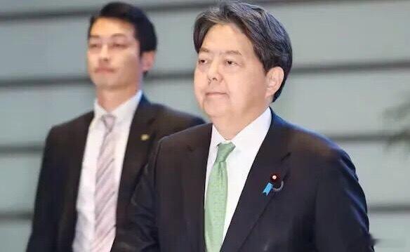 林芳正离职，旧安倍派回潮第二次高市改造内阁9月17日晚正式成立，较2025年10月首届高市内阁换将10人，过半改组。林芳正离任总务相，或为2027年自民党总裁选布局；茂木敏充留任外相，小泉进次郎留任防卫相。松本洋平因女性问题去职，关芳弘接文科相；铃木宪和因“令和大米风波”离任，簗和生接农水相。旧安倍派关芳弘入阁，显示“政治与金钱”风波后该派回归。片山皋月、赤泽亮正、上野贤一郎、木原稔、城内实等核心留任；维新会中司宏首次入阁，任规制改革相。黄川田仁志离任儿童政策相，法务、国土交通、数字等亦调整，古川俊治以参议员任数字相。副长官尾崎、露木留任，中西祐介接参院副长官。新阵容既是政策推进班底，也是自民党总裁选举前的力量重新排列，林芳正去向与旧安倍派回潮最受关注。