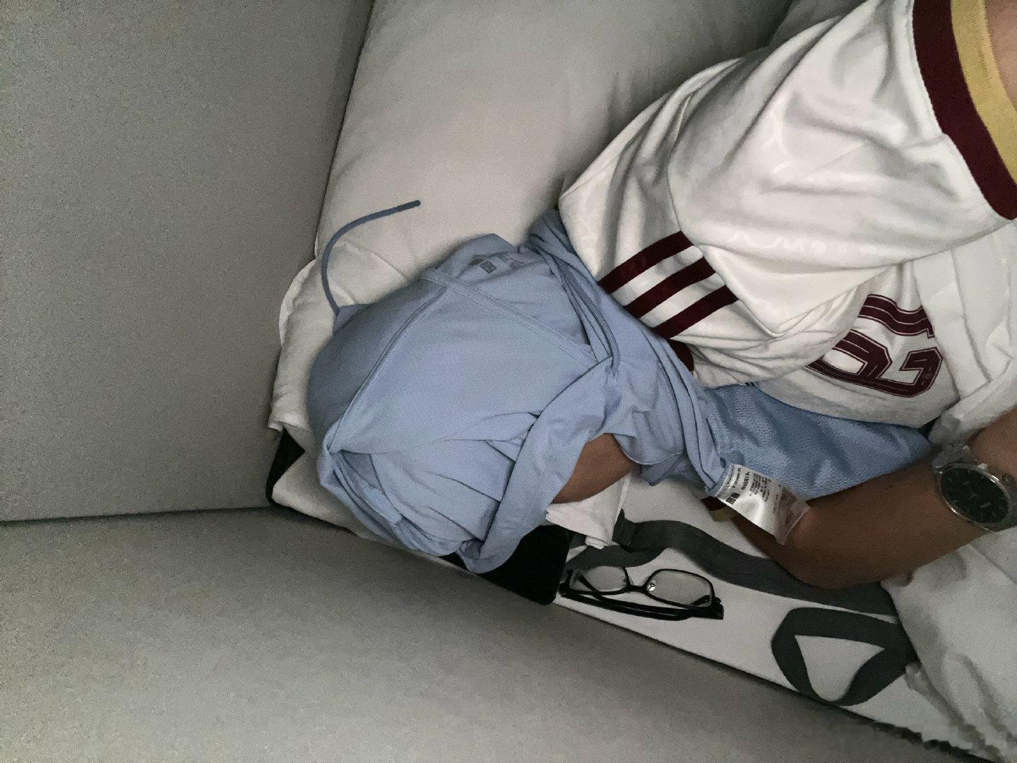第一次
这样睡觉[允悲]

动车卧铺
好是好

就是时不常
跟其他高铁
会车时

车厢会
剧烈晃一下 ​