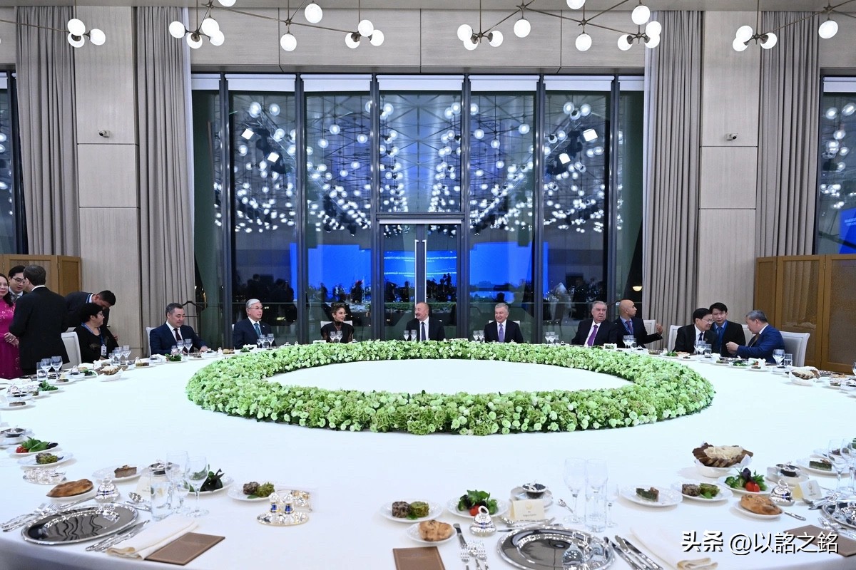 以色列总统刚一开口，土耳其外长率先起立，中东等13国代表当场退席。

在阿塞拜疆首都巴库举行的亚洲相互协作与信任措施会议（简称“亚信”）第七次峰会上，当以色列总统艾萨克·赫尔佐格登台准备发表阐述时，会场台下多国官方代表团采取了集体离席的抗议举动。

亚洲相互协作与信任措施会议（CICA）是一个有关亚