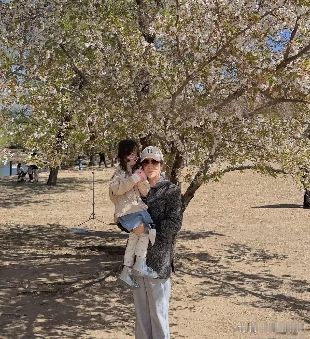 杜淳老婆王灿晒出婆婆带女儿出门赏花的照片，明显是在证明婆媳俩关系挺好。 ​