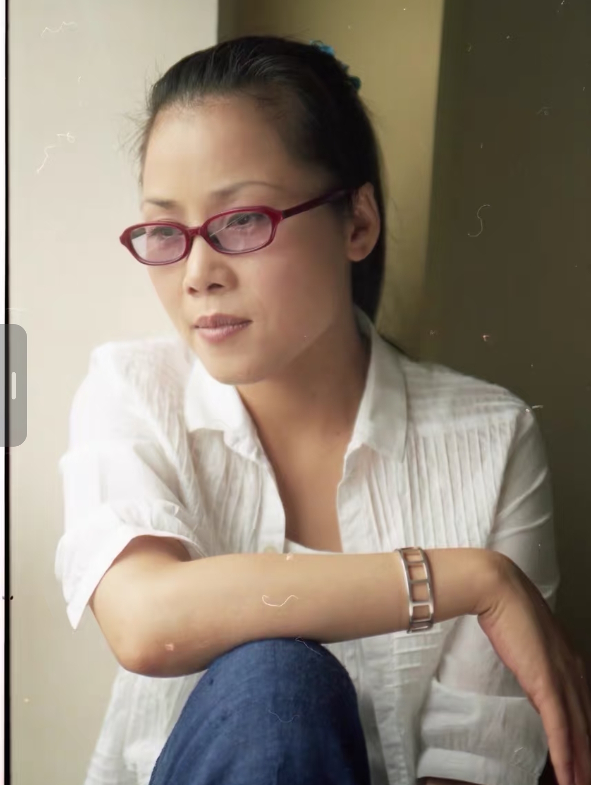 说那英和田震你更喜欢谁，我最近刷到俩人同一天分别在榆林和北京开唱的片段，一下就把记忆拉回二十多年前。
田震那嗓子真的是老天爷追着喂饭的孤品，粗粝又有劲儿，当年摔话筒硬刚颁奖礼黑幕，直接把行业潜规则摆到台面上，之后干脆退圈种菜遛狗，偶尔发点短视频，日子过得随性又敞亮。
那英是