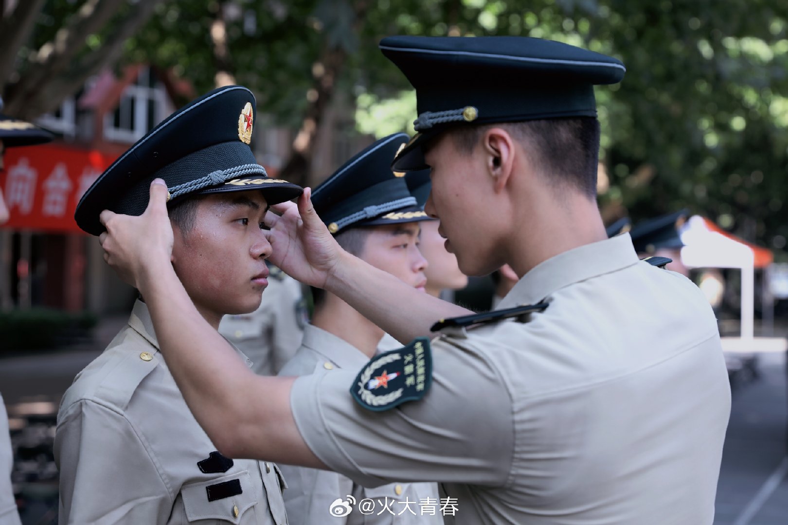 #晚安火大#“无论做什么，务必先把帽子戴正。”三年前班长的叮嘱犹在耳畔，如今我为你扶正帽檐🔥晚安💤小伙伴们，帽正心定，才能走好军旅每一步✨ ​
