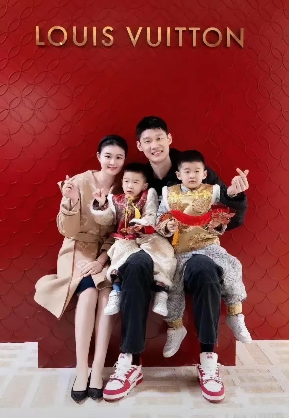 胡金秋的全家福，妻子漂亮，双胞胎儿子抢眼，真是人生赢家。