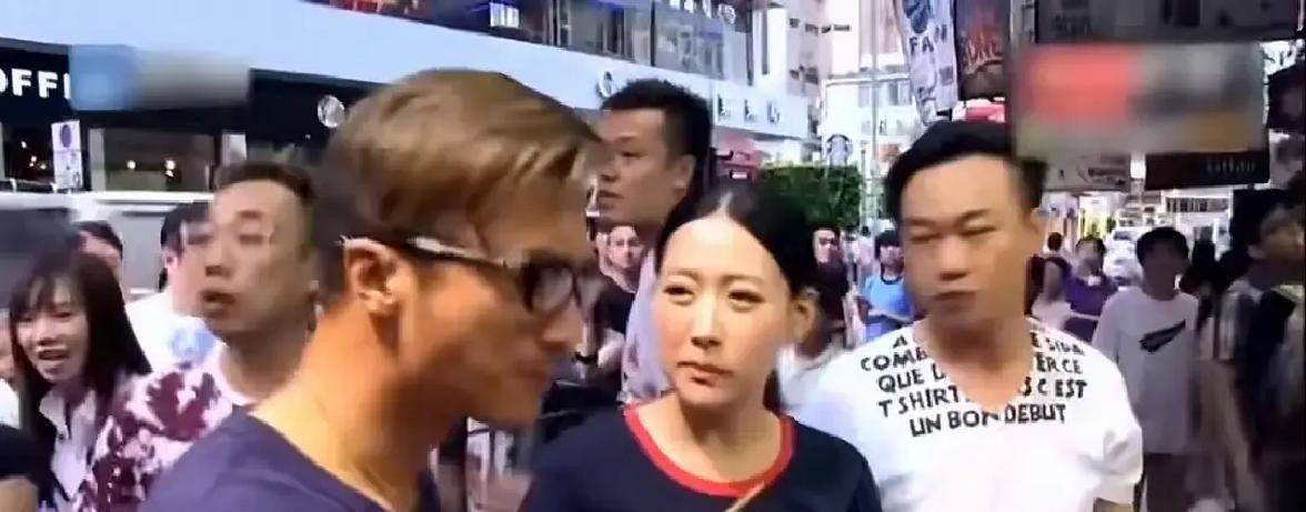 娱乐圈现在有个挺逗的现象，男明星兜兜转转一圈，最后全跟坐在保姆车副驾驶上的女人领证了

大张伟、古巨基、萧敬腾，就连天王黎明都没能免俗

可每次刷到这种八卦，我总忍不住拿她们去跟另一个人作比较

要论长相气场和业务能力，这些家属谁能比得过谢霆锋背后的霍汶希

真不是我拉踩，这女人稍微捯饬一下，颜值直
