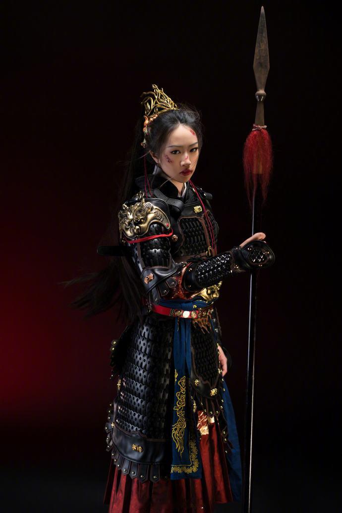#NeiNei穿中式婚服#身披铠甲手握长枪，NeiNei女将军造型又酷又飒，眼神里全是韧劲。#NeiNei体验传统服饰# ​