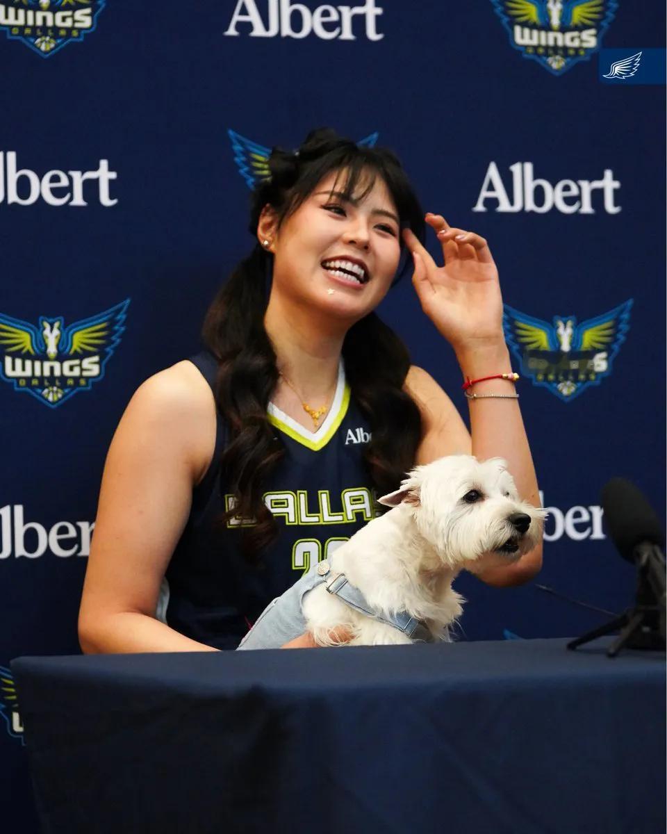 李月汝带她的爱犬出席媒体日活动，李月汝的爱犬是西高地梗，血统纯正的需要...