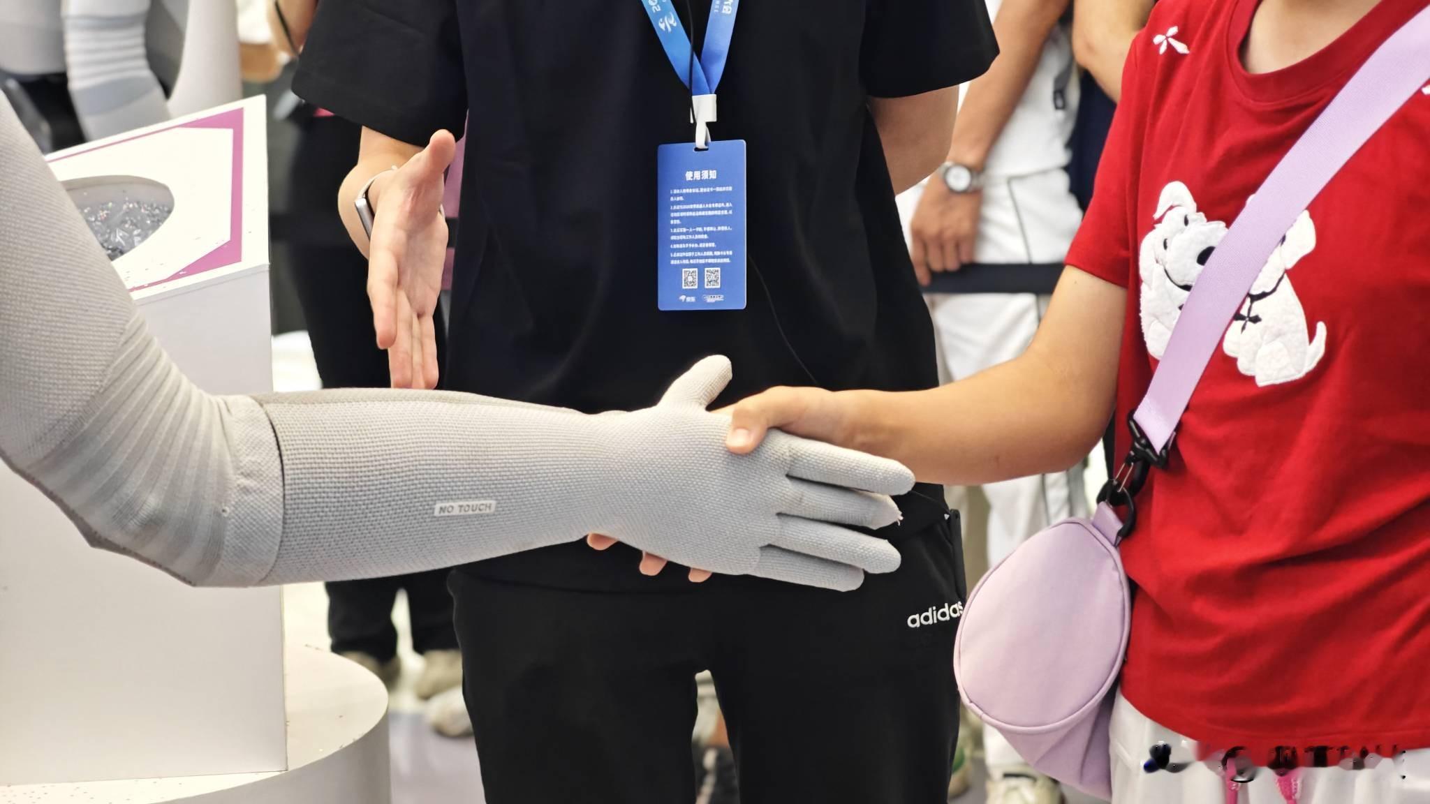不管你信不信，2026预计会有几件大事要发生

1、2026退休的退休金不会再出现有人拿2w，而有人只有0.6K的情况，差距会越来越小的。

2、就业难，低薪就业、传统岗位收缩、AI替代加速；

3、2026年，AI浪潮席卷全球，人工智能AI产业的周期来临。

4、AI时代家庭&