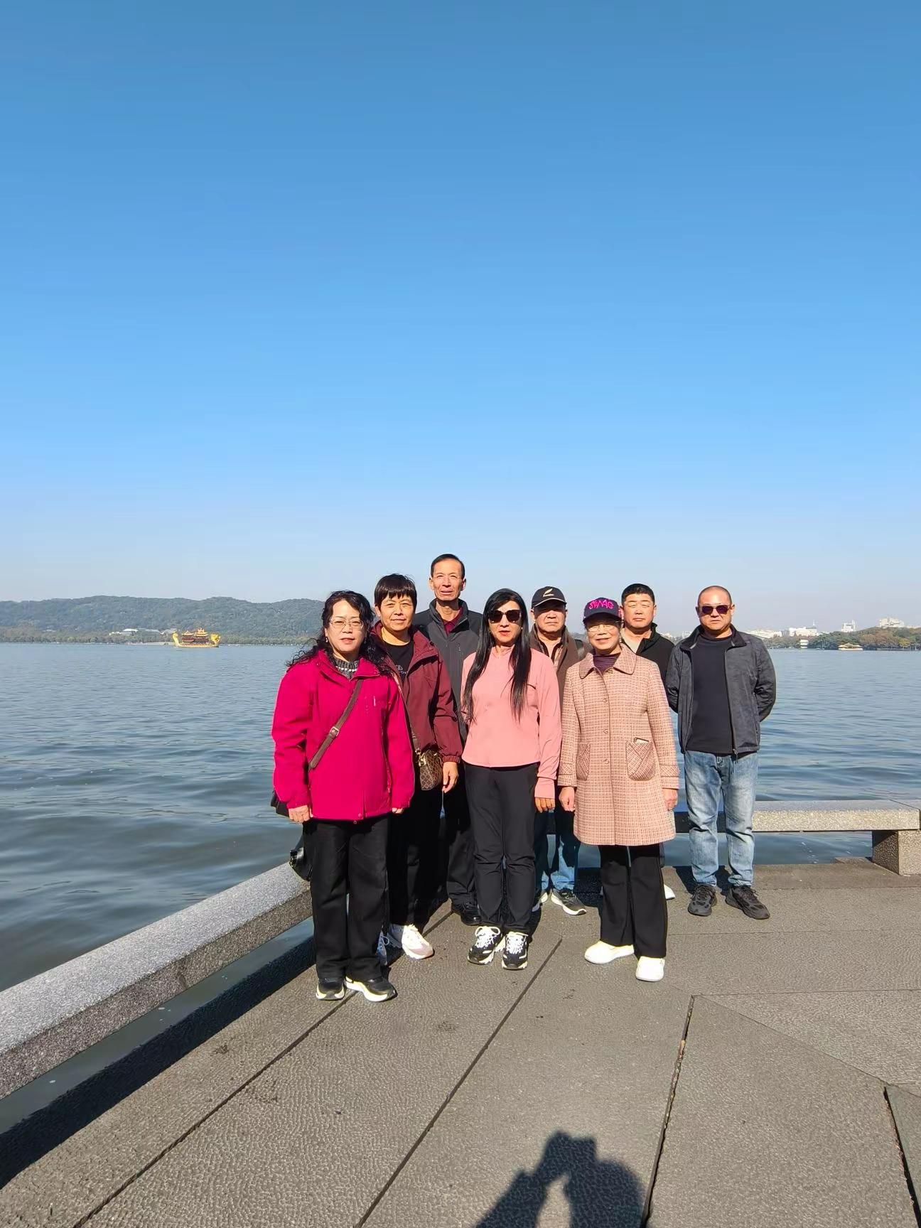 兄弟姐妹相聚在杭城西湖畔