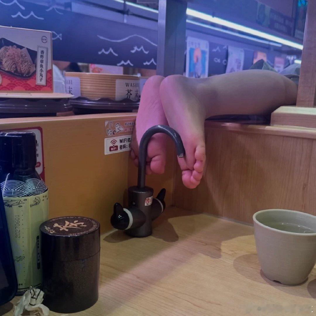 这寿司郎的卫生问题我觉得是最恶心人的🤮

无权制止，行，那也不是服务员装看不见的理由啊，寿司本身就没啥技术含量，原材料嘛都流水线快餐也好不到哪去，服务还做不到位，那我的理就就是你们仗着名气大欺负消费者
“你不吃 有的是人吃”[吃瓜]
#寿司郎 无权制止餐桌小便# ​