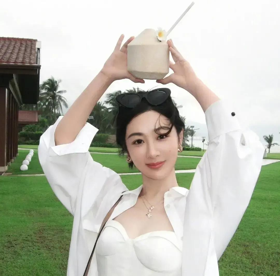 杨紫，引发热议！

1992年深秋的北京，解放军艺术学院家属院里，五岁的小杨紫攥着父亲的手，在《家有儿女》剧组选角办公室门外站了整整一上午。副导演出来时只扫了一眼，摆摆手：“这孩子太普通，演不了小雪。”父亲脸上挂不住，正要拉她走，杨紫却突然甩开手，把头绳一扯，头发散了一肩：“阿姨，您让我演一段行吗？