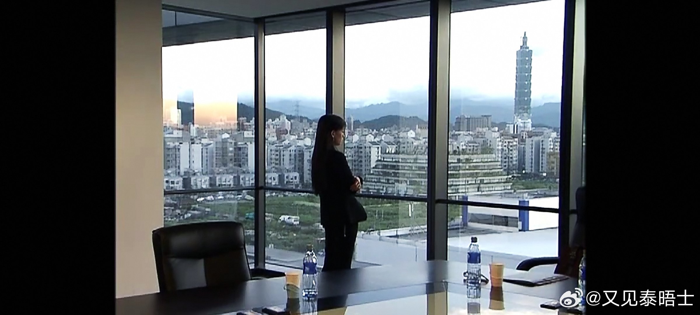 霍建华这时候颜值巅峰吧，真是帅，就是人设比较暴躁[允悲]
陈乔恩演技是不错的，不过演技这东西弥补不了气质特点[吃瓜]
演技再好最多只能演公主，要演董事长还得林韦君上[融化]
这是最有气质的几张了[笑cry] ​