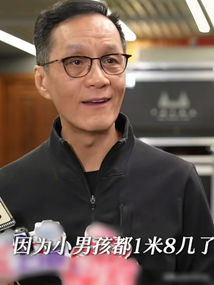 冯远征急了，北京人艺现在连个黄胖子都招不到。10月15日他接受采访，直接开炮：艺术院校全在挑高富帅，女演员一米七起步，男演员奔着一米九去。可《茶馆》里那些市井小人物，弯腰驼背、满脸褶子的特型角色，谁来演？他说得直白，人艺要的是生旦净丑齐全，不是满台走秀。结果呢，院校招生比选美还统一，个顶个白瘦高，往