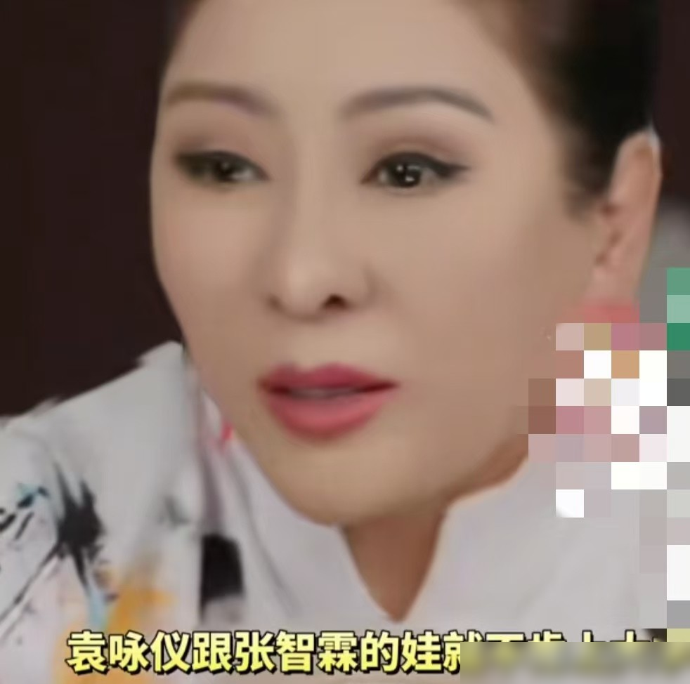袁咏仪亲口说：没看到儿子有天分。转头张慕童就背着吉他上了张智霖的演唱会，炸了。这儿子高中毕业死活不上大学，要自学音乐进圈。袁咏仪一开始是虎妈，直接停掉工作飞去英国陪读。张智霖倒好，信奉读万卷书不如走万里路。两口子为这事没少拉扯。结果呢？张慕童自己隐掉星二代身份，跑去《歌手》幕后搬设备吃盒饭。靠本事过
