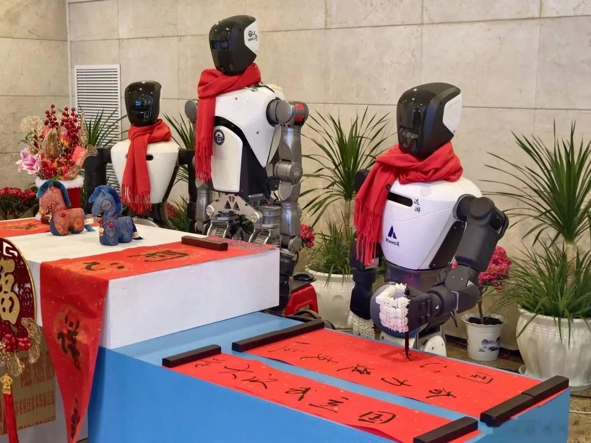 【开局之年看中国·#潮涌荆楚#｜具身机器人，从实验室到商用“惊人一跃”】#湖北人形机器人从实验室走向车间#近日，全球首台搭载全国产化电子架构的具身智能机器人在湖北宜昌亮相，标志着具身智能机器人核心领域实现自主可控。这不是湖北第一次在具身智能领域走到聚光灯下。过去一年多，从院士团队的巧 ​