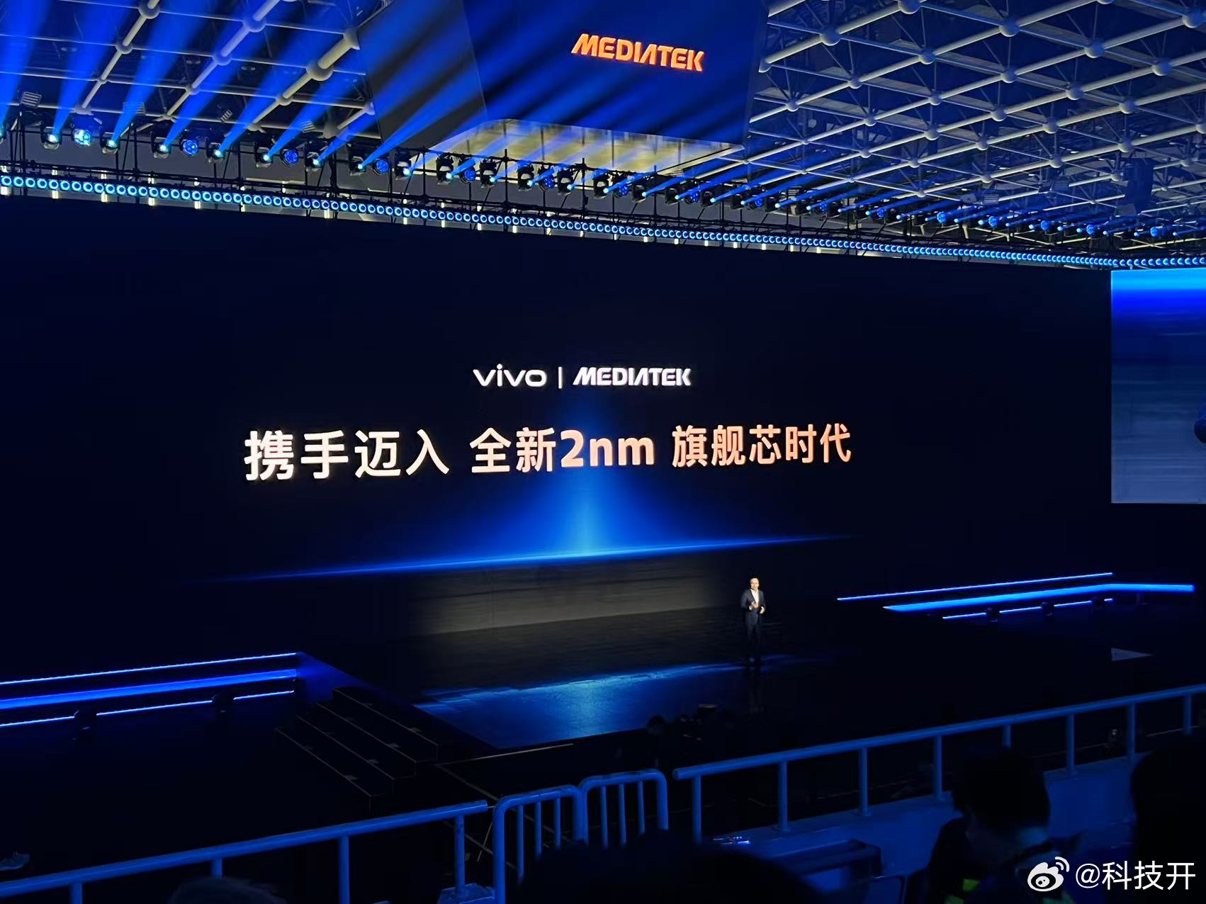 #vivo全球首发天玑2nm芯片# 强强联合了！今天天玑9600系列发布会上，vivo官宣vivo X500系列全球首发天玑2nm芯片，并且将于9月21日发布，双方携手进入全新2nm的旗舰时代。

在天玑9600 Pro的赋能下，这一次蓝厂的影像可以说是得到了进一步精进：

1、独家首发专业Log视频硬件，支持满血4K 120fps 10bit  ​