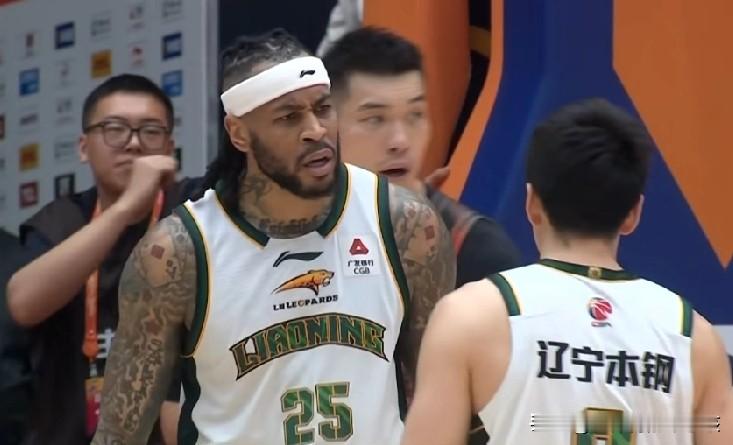 今晚CBA联赛季后赛的赛场上，12进8的附加赛争夺战当中，两支排名靠前...