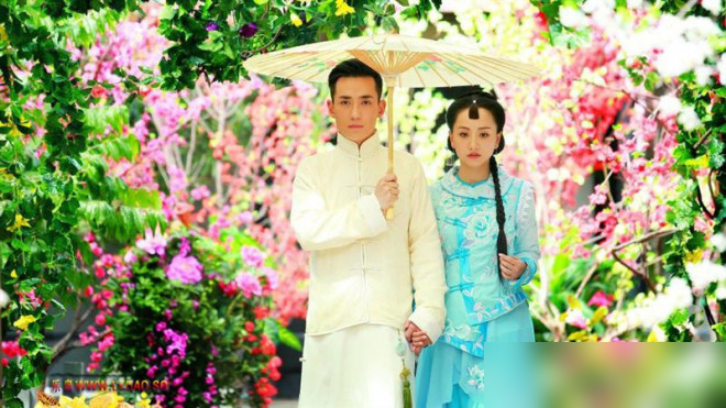 迟瑞帮知夏生孩子那场戏，杨蓉在片场哭到停不下来。没人喊卡，朱一龙就陪着她，也不说话。
那是2014年，《情定三生》。一个女一，一个男二。
拍完这戏，杨蓉逢人就推朱一龙，说这人长相出众，演技一流。后来她临场加过一句词：如果有来世，让我来世还你吧。朱一龙听着，笑了。
没炒过CP，没闹过绯闻。十二年