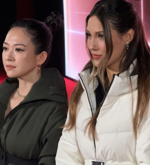 47岁章子怡与23岁谷爱凌罕见同框，多人一同出席剪彩活动！

活动红毯剪彩环节，章子怡、谷爱凌、郭晶晶、刘嘉玲等多位嘉宾一同出场。近距离镜头里，章子怡与谷爱凌并排站着，两人差了整整24岁，风格也是两个极端。

章子怡作为奥斯卡终身评委，从业二十余年塑造大量经典银幕形象。谷爱凌在北京冬奥会拿到两金一银