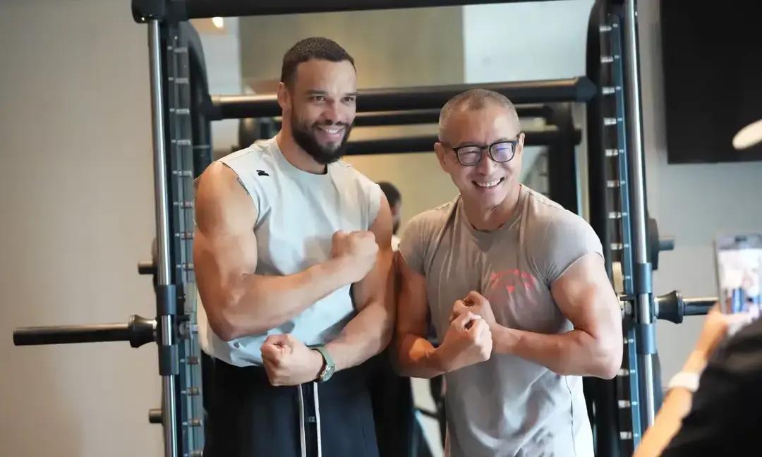 于嘉和狄龙布鲁克斯比拼肌肉！我国著名篮球主持人于嘉近日和NBA球员狄龙布鲁克斯一起在健身房锻炼，他们还一起比拼了肌肉，不得不说于嘉老师真的非常自律，他的肌肉线条非常明显。狄龙布鲁克斯来到中国后也要坚持每天训练，看来NBA球员的成功不仅仅是依靠天赋，他们也要在背后付出很多的努力！

很多网友刷到这段健