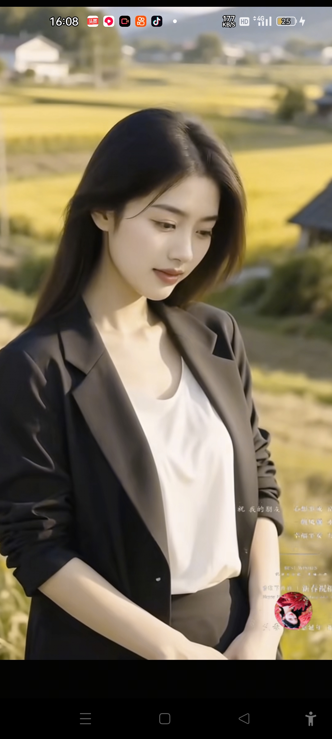 都市女郎的穿搭可不局限于城市的水泥森林，在田野中也能散发出独特的时尚气...