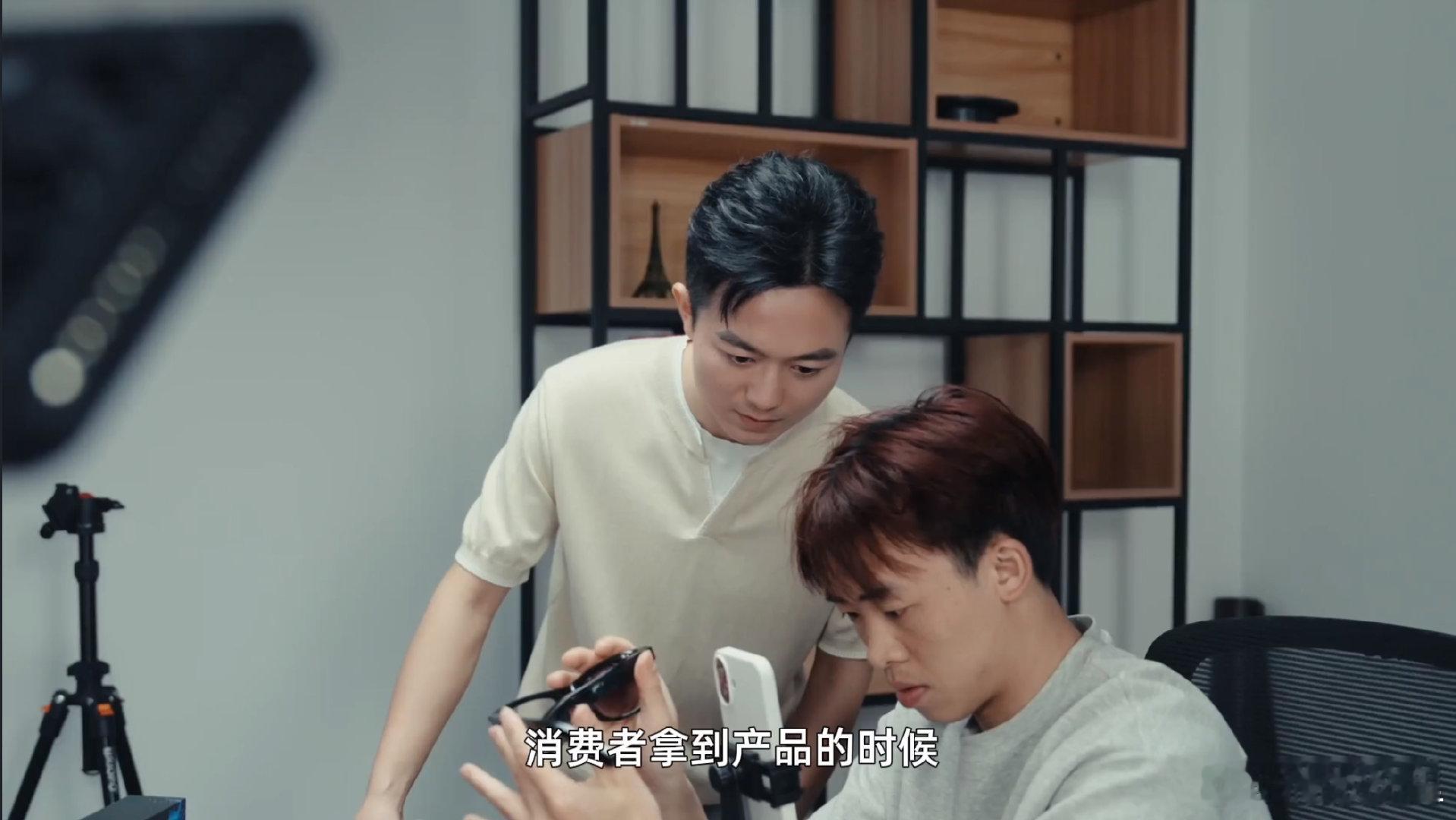 #60美元深圳AI眼镜在美国卖爆#短视频平台给到初创团队近距离聆听海外用户心声的机会，各式各样真实的使用建议，都可以成为下一代产品优化的灵感来源。#00后侄子带80后叔叔勇闯美国# ​