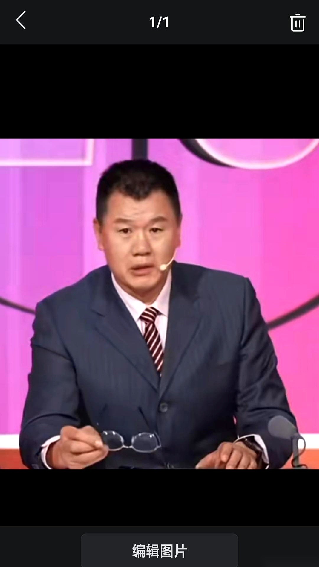 辽宁男篮刚在主场拿下了新疆队，篮球名宿刘铁在赛后评球时，却把镜头对准了外援库珀。
在这个谁给钱多就去哪里的职业赛场上，外援打完短工拍拍屁股走人是常态，甚至有人离开后直言再也不想回来。可库珀两年前头一回来国内打球，满打满算只打了七场比赛，帮队伍稳稳拿下总冠军；等到今年夏天合同到期，外面好几家俱乐部排着