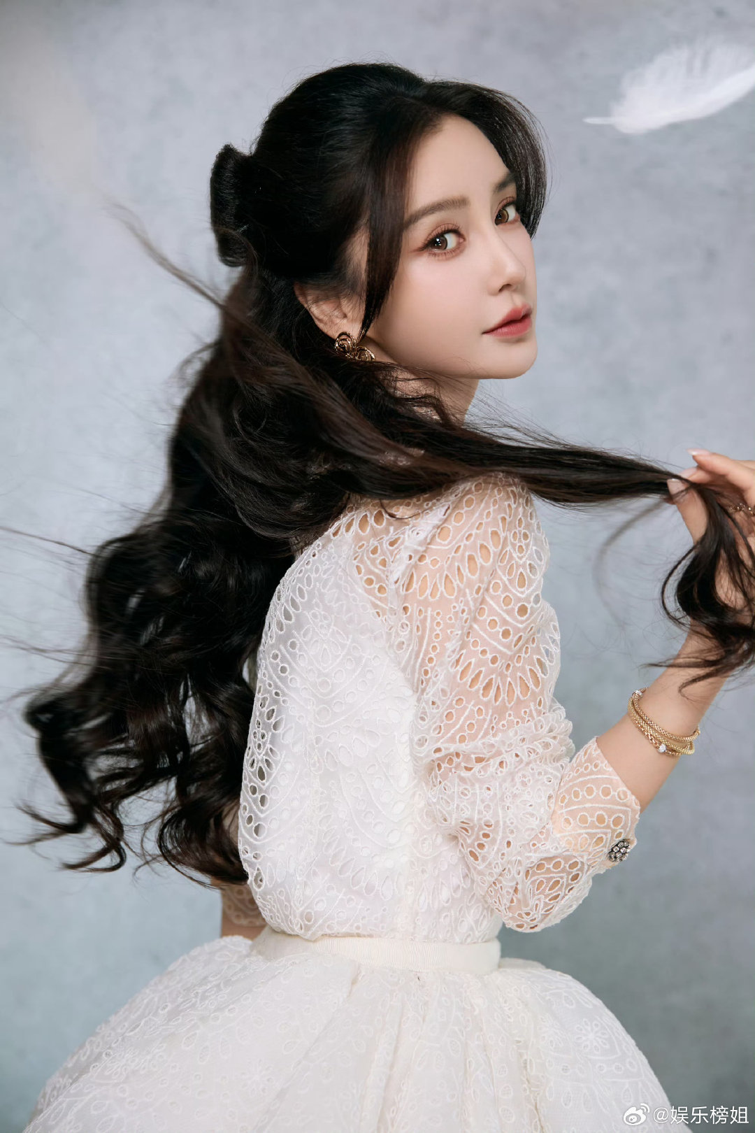 #Angelababy陈飞宇杭州活动# Angelababy与陈飞宇参加杭州活动，现场人山人海🔥两位人气好高，同框好养眼[awsl]#微博夏日颜究所##夏日共创星计划# ​