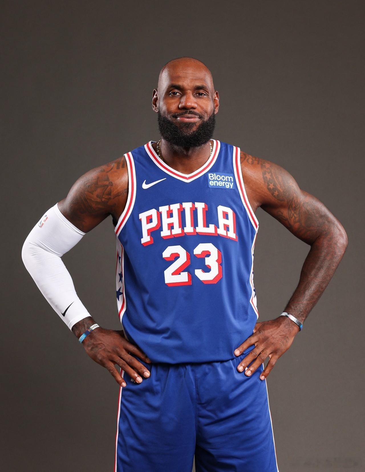 昨日宣布从湖人￼转投76人￼的ESPN记者Dave McMenamin撰写专栏文章，谈到了詹姆斯￼在76人训练营幕后的故事。
消息源透露，詹姆斯在进行日常身体保养时，他的左脚和腰部受到了特别关注：左脚患有慢性关节炎，而腰部曾因坐骨神经痛导致他缺席了上赛季第一个月的比赛。”记者写道。
#詹姆斯# ​