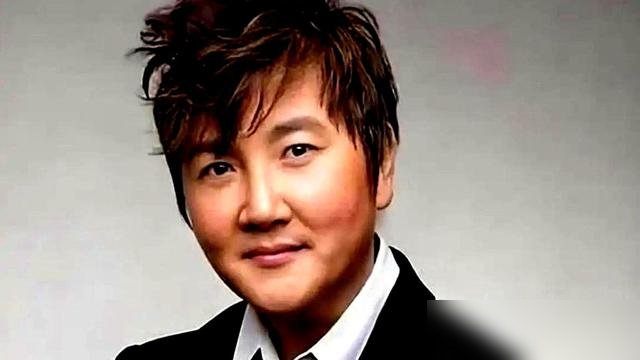 孙楠又上《披哥》了，56岁，第四次回炉。
那英一个电话，他就从《歌手》转场去唱跳。别人是翻红，他是压根没下过牌桌。
37年前出第一张专辑，现在还在开巡回，主题叫“给所有朋友们的歌”。武汉国庆档，他亲自去开球，采访说只要能唱就想一直唱下去。
家里四个孩子，两个妈。大女儿24，小女儿才11。他倒是