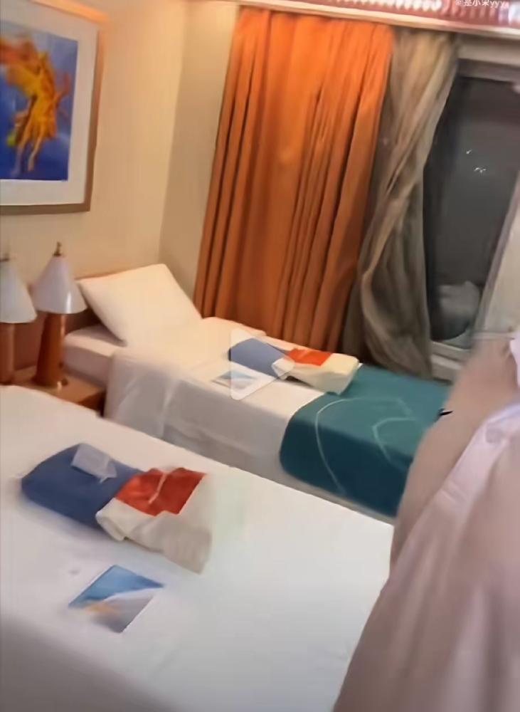 国乒这回住的地方，是把人塞进停在海边的邮轮里，单程通勤一个半小时去打球。
孙颖莎说第一次住邮轮挺新鲜，王曼昱直接讲了实话：有点晕，有点绕，正在硬扛。舱里潮湿，带着腥味，球拍都得防潮，更别说人睡觉了。
最扎眼的是对比。日本队住场馆边上，单程半小时。我们这边，早上出门打比赛，来回路上三个小时，安检、