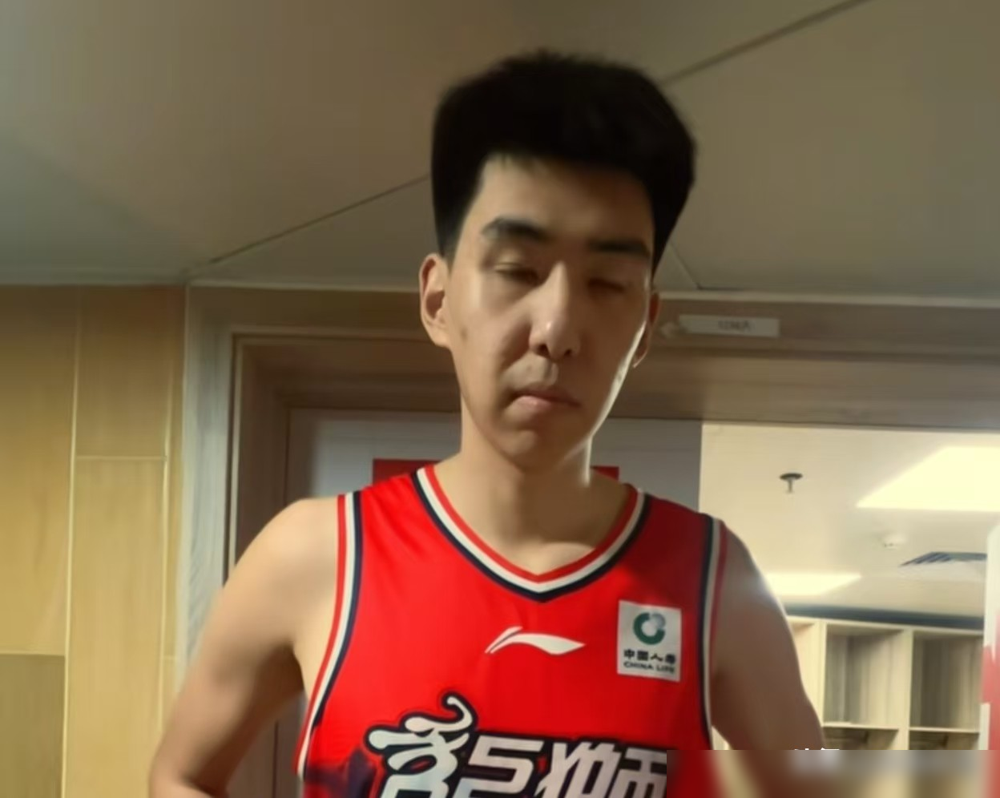 徐昕把梯子递到嘴边，杜锋连看都不看一眼，这比当众骂人还狠。 你看徐昕...