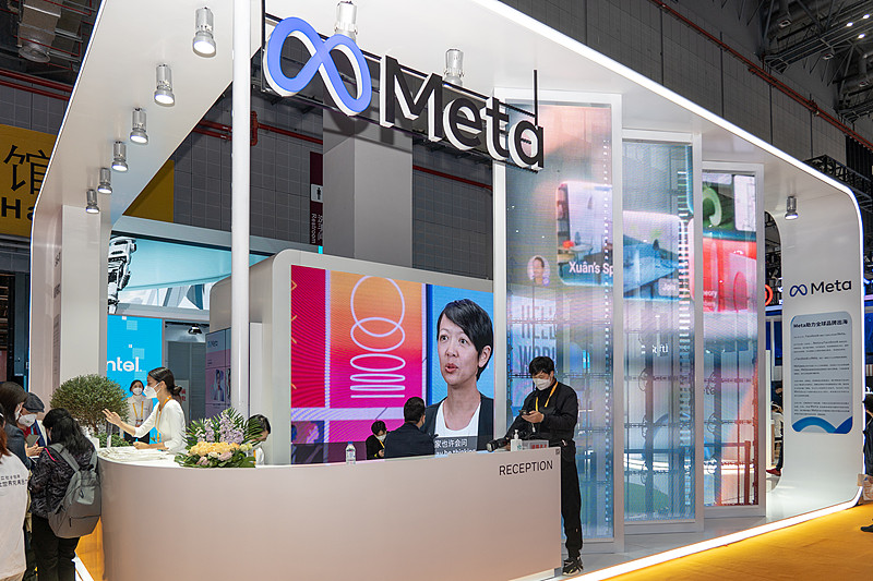 Meta推出的AI智能体Muse成功登顶美国苹果App Store免费榜，热度超越ChatGPT等竞品。不同于普通聊天AI，Muse可以连接邮箱、日历等各类应用，按照用户指令自动完成订票、整理清单等多步骤任务，敏感操作会请求用户确认。
 
上线短时间下载量快速突破数百万，带动Meta股价大涨。不过该