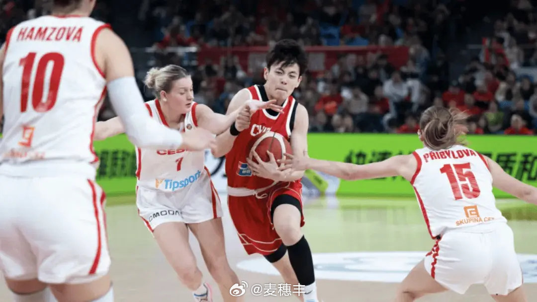 杨舒予接受《中国体育报》采访：面对美国女篮，放平心态反而能打得更加自如，我要努力带动快攻与反击、做好合理分配球、发挥自身优势和特点去帮助队伍。#中国女篮##女篮世界杯##杨舒予[超话]# ​