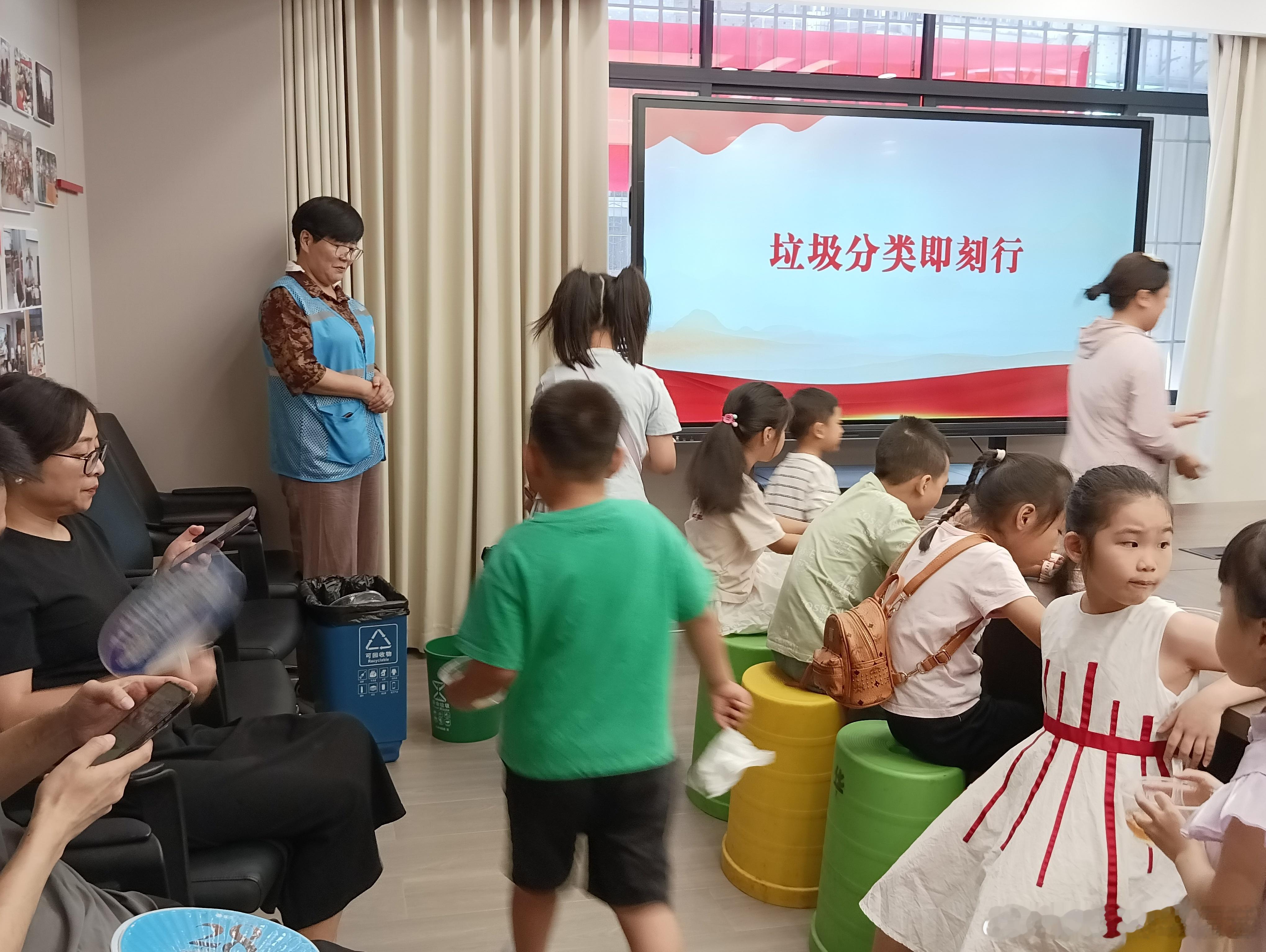 垃圾分类即刻行
                                                        ——亲手做冰粉 实践学分类
      为丰富辖区青少年的暑期生活，提升他们的实践能力和综合素质，华福巷社区于今日举办了一场别开生面的青少年暑期活动——体验冰粉制作，将垃圾分类知识巧妙融入其中，让小朋友们在亲手制作、 ​